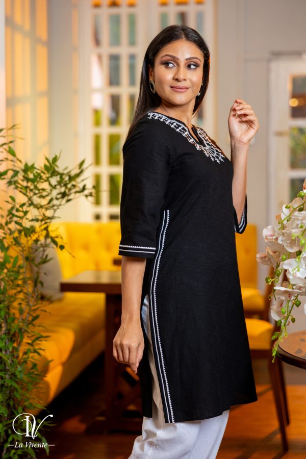 Geometric Embroidered Notch Necked Kurta - Image 5