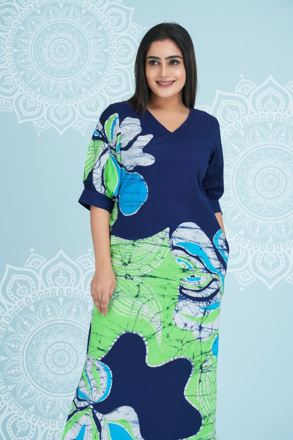 Abstract Floral Printed V-Necked Batik Maxi Dress - Image 4