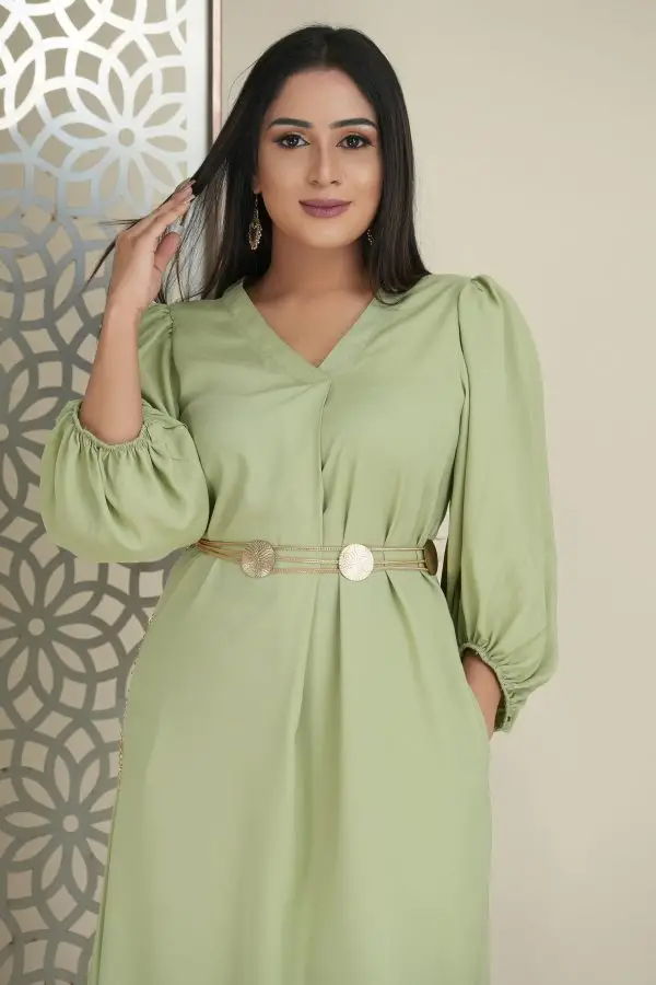 Front pleat detailed belted V-necked maxi dress - Image 3