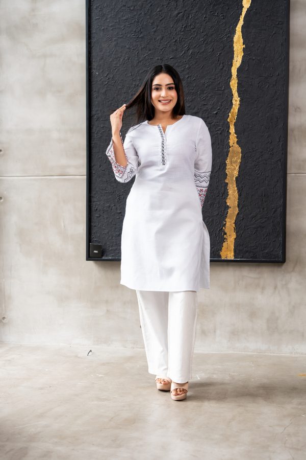 Geometric Embroidered Placket Detailed Kurta - Image 3