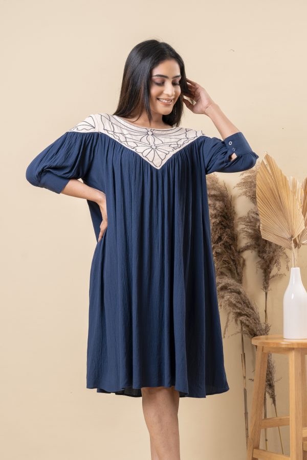 Two-tone embroidered loose-fit short dress - Image 4