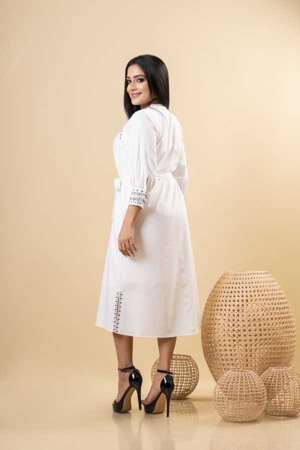 Embroidered Raglan Sleeved Midi Dress - Image 4